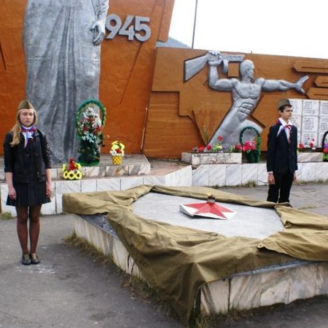 Вахта памяти у мемориала погибшим солдатам